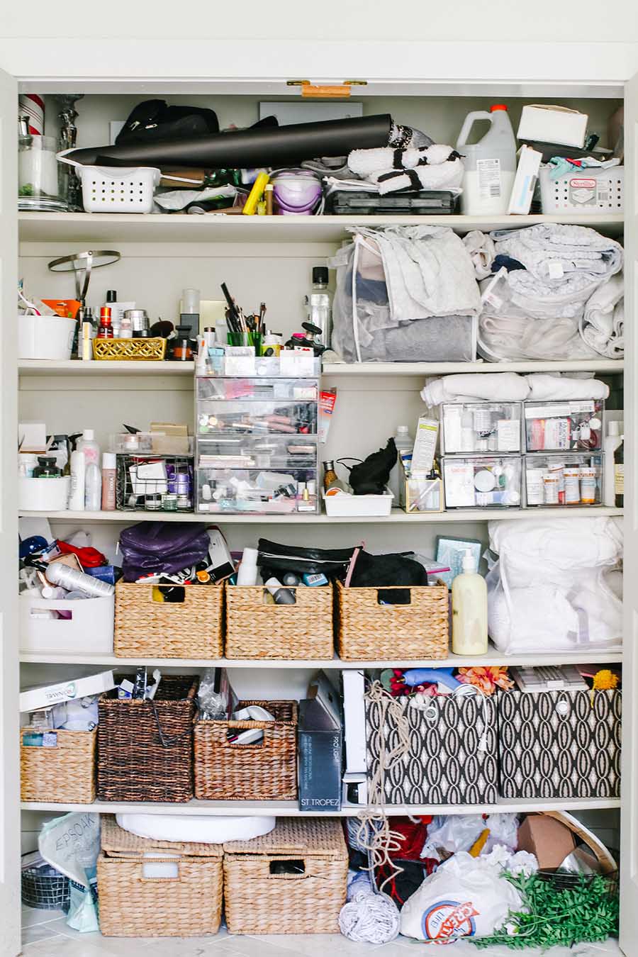 13 Best Linen Closet Organization Ideas - How To Organize a Linen