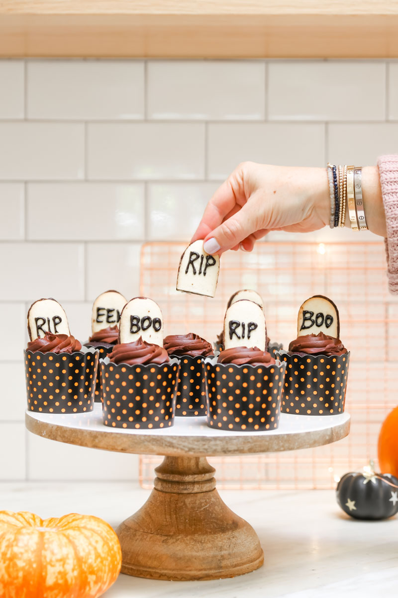 Easy Halloween Cupcakes The Kids Will Love Modern Glam   Easyhalloweencupcakes 1 3 