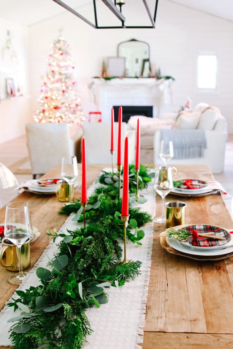 Vintage Modern Christmas Table in White and Red - Modern Glam