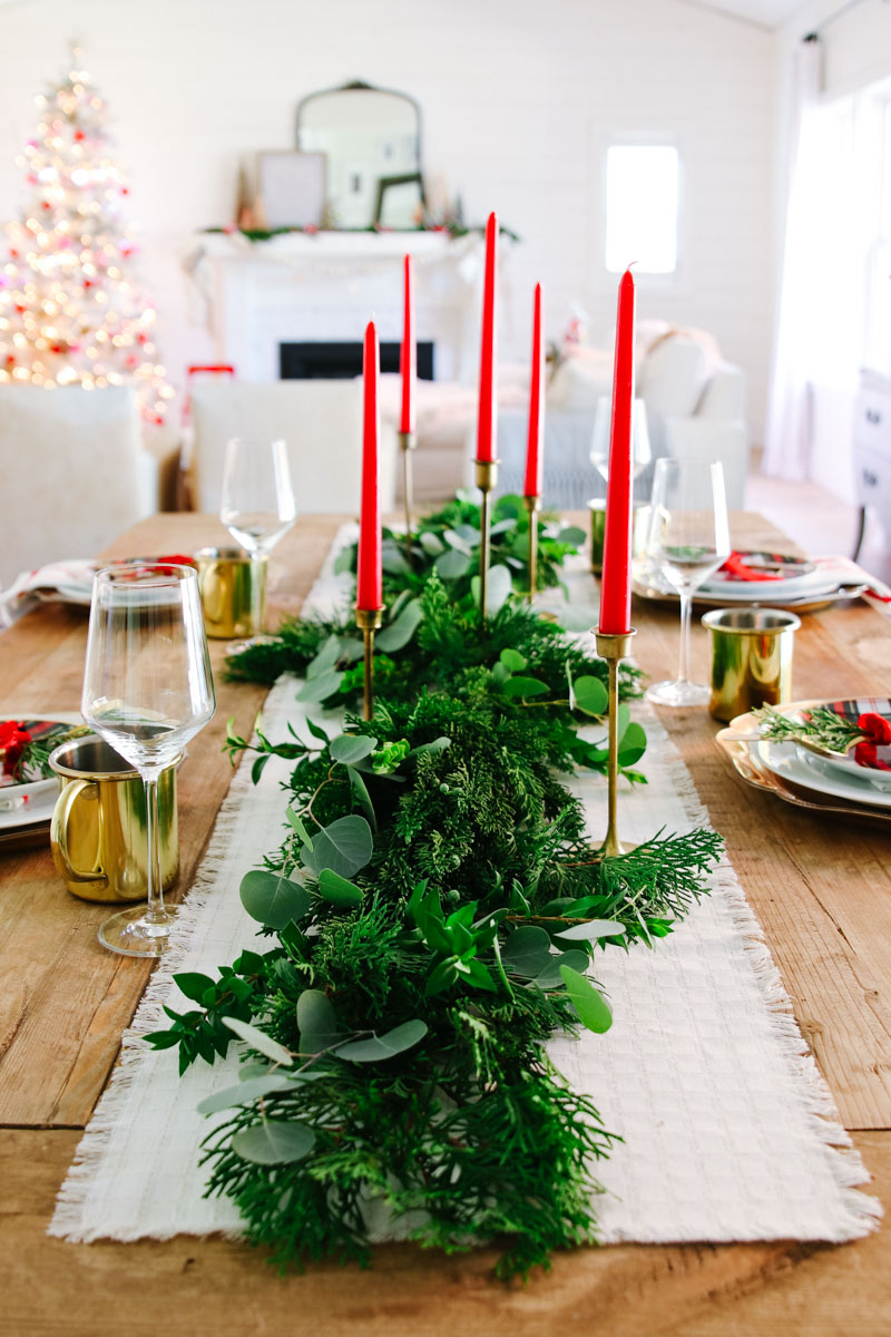 Vintage Modern Christmas Table in White and Red - Modern Glam