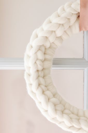 Learn How To Crochet A Chunky Yarn Wreath! - Modern Glam