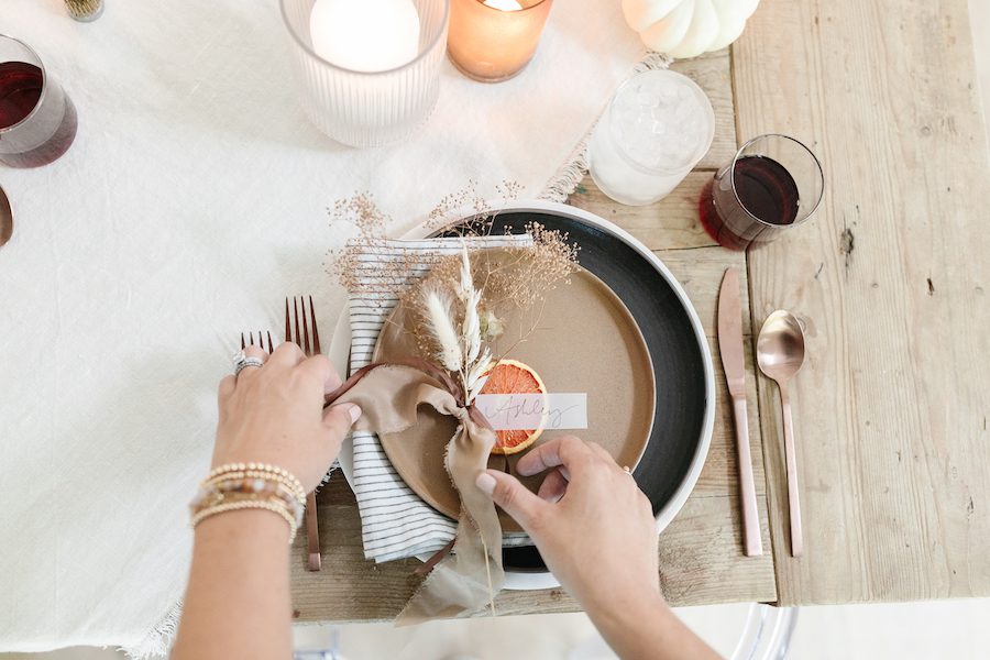 How To Set A Thanksgiving Table Tips From An Event Planner Modern Glam   NeutralThanksgivingPlaceSettingIdeas 